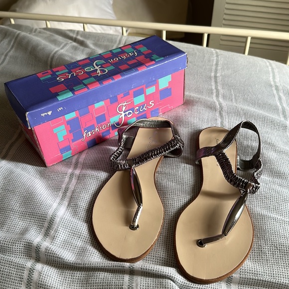 Like NEW Fashion Focus Regina Flats Thong Silver/Gray Sandals Women - Picture 5 of 9